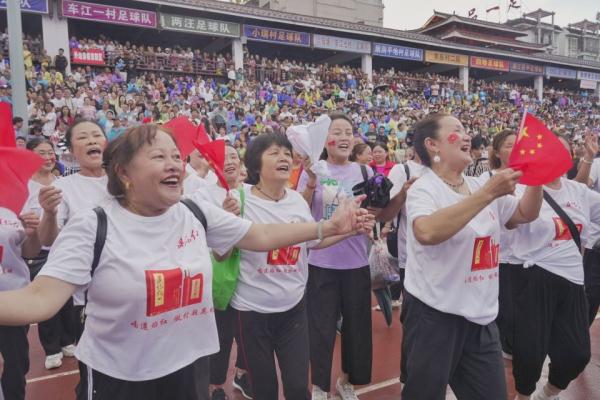 “村超”拉拉队：腼腆的他，一到球场就“放飞自我”