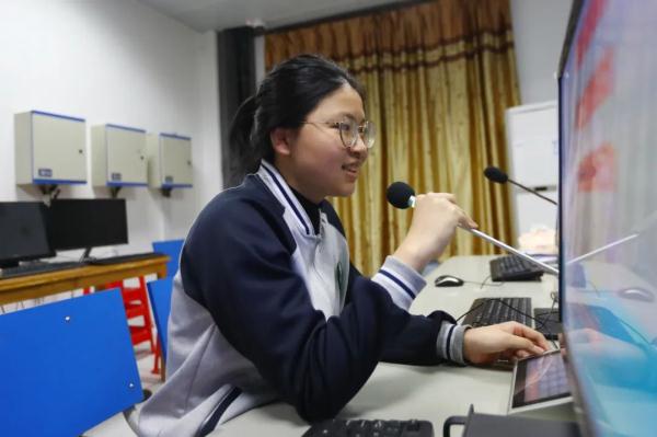 坐着滑板车参加高考，这位女孩高考分数出来了！全网点赞