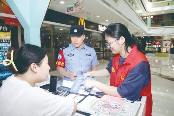淡淡粽叶香 浓浓警民情 淡淡粽叶香 浓浓警民情