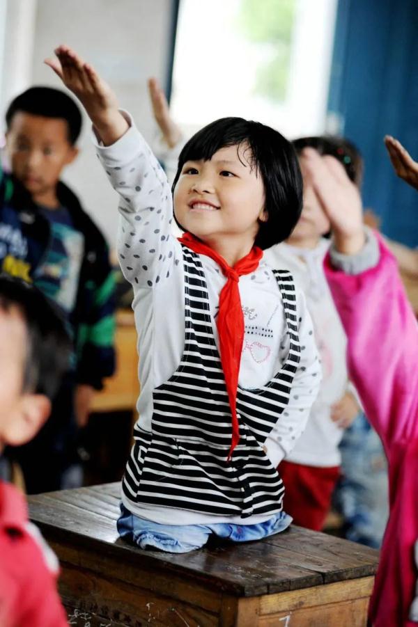 坐着滑板车参加高考，这位女孩高考分数出来了！全网点赞