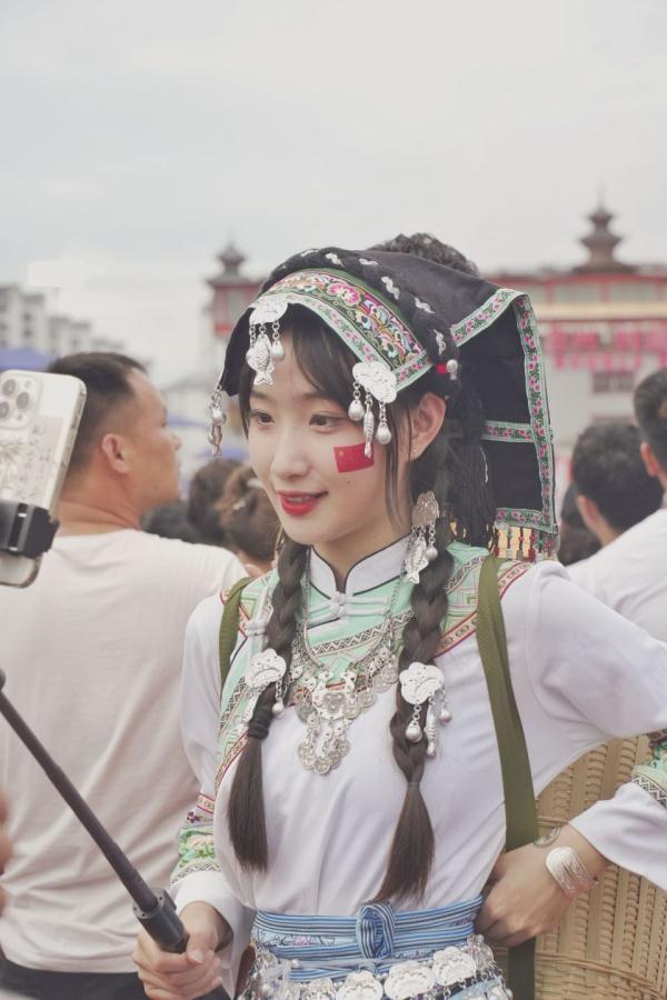 “村超”拉拉队：腼腆的他，一到球场就“放飞自我”