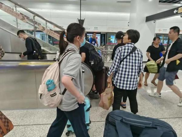 假期返程,有人坐69站地铁从苏州回上海,全程3小时,未来更快→ 假期返程,有人坐69站地铁从苏州回上海,全程3小时,未来更快→