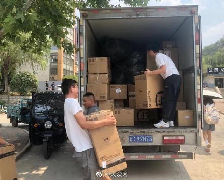 坚守在高温下的快递小哥：衣服湿了干、干了湿，只为包裹能及时安全送达