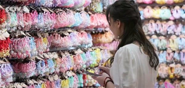 个性化节庆用品需求攀升 “国潮”引领新风尚 个性化节庆用品需求攀升 “国潮”引领新风尚