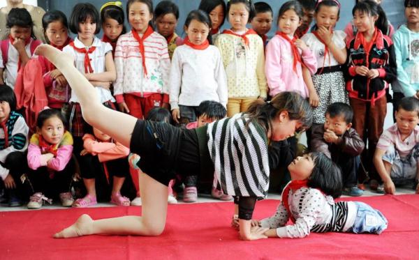 坐着滑板车参加高考，这位女孩高考分数出来了！全网点赞