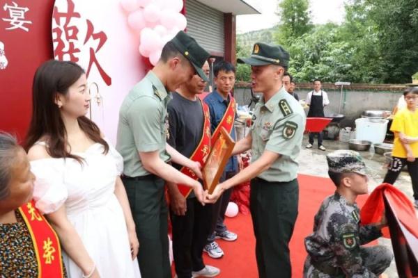 喜上加喜!二等功喜报送到订婚现场 喜上加喜!二等功喜报送到订婚现场