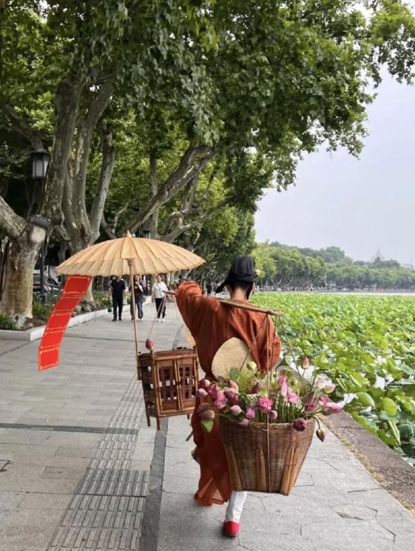 西湖边"卖花姑娘"走红!网友质疑炒作,当事人回应 西湖边"卖花姑娘"走红!网友质疑炒作,当事人回应