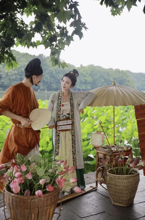 西湖边"卖花姑娘"走红!网友质疑炒作,当事人回应 西湖边"卖花姑娘"走红!网友质疑炒作,当事人回应