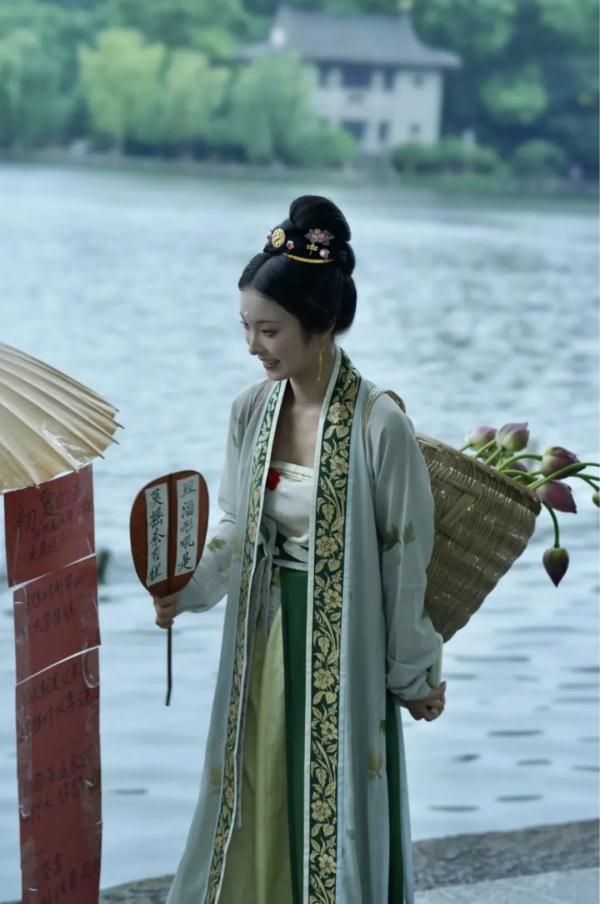 西湖边"卖花姑娘"走红!网友质疑炒作,当事人回应 西湖边"卖花姑娘"走红!网友质疑炒作,当事人回应