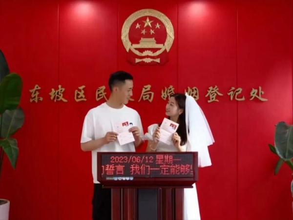 喜上加喜!二等功喜报送到订婚现场 喜上加喜!二等功喜报送到订婚现场