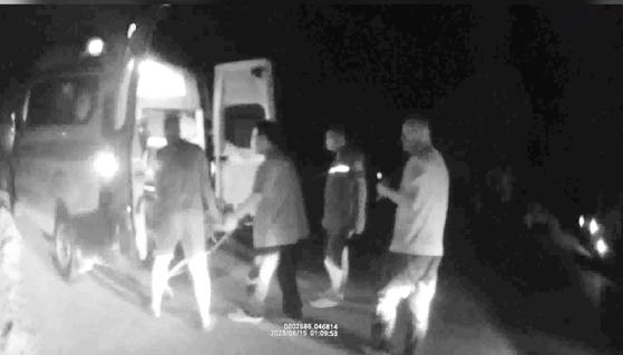 凌晨1点，他们3人接连跳入水中……