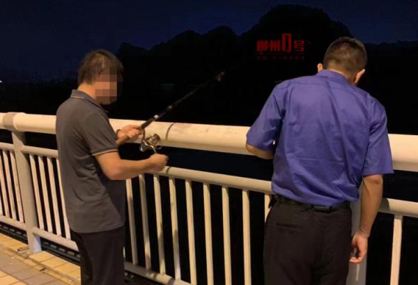 注意!在桥面做这事,柳州已有人被罚100元 注意!在桥面做这事,柳州已有人被罚100元