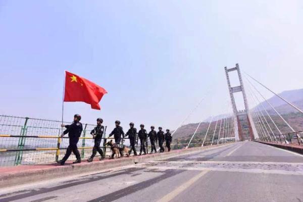 缉毒功臣向查缉岗敬礼，却只留下背影……