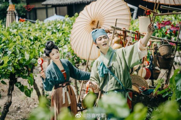 西湖边"卖花姑娘"走红!网友质疑炒作,当事人回应 西湖边"卖花姑娘"走红!网友质疑炒作,当事人回应