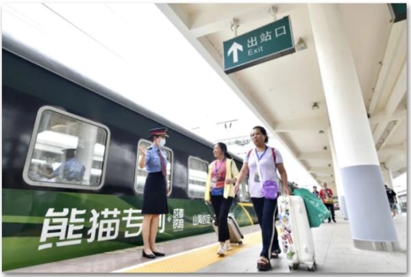 这趟列车 全国独有！“熊猫邮局”登上“熊猫专列”