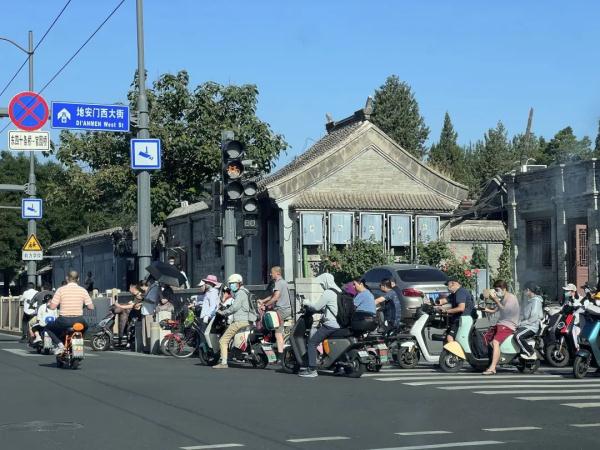 闯红灯、逆行、醉驾…事故频发！街头这种车，不应再“任性驰骋”