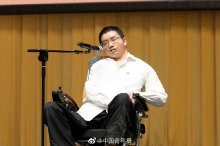 轮椅上的清华博士毕业了