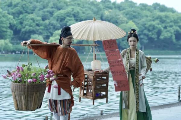 西湖边"卖花姑娘"走红!网友质疑炒作,当事人回应 西湖边"卖花姑娘"走红!网友质疑炒作,当事人回应