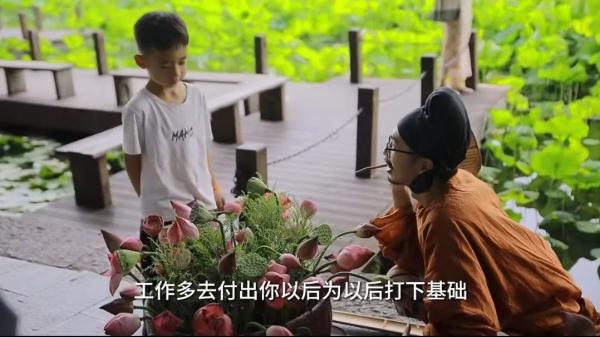 西湖边"卖花姑娘"走红!网友质疑炒作,当事人回应 西湖边"卖花姑娘"走红!网友质疑炒作,当事人回应