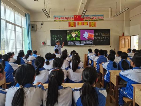 又一位！年仅40岁的他，已是满头白发