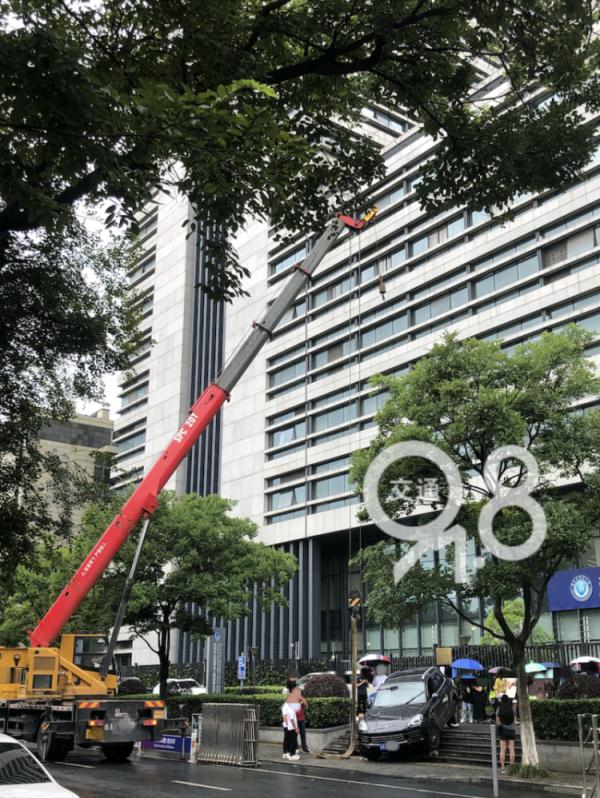 今天，杭州一保时捷突然卡上……保安：“7年来第一次见！”