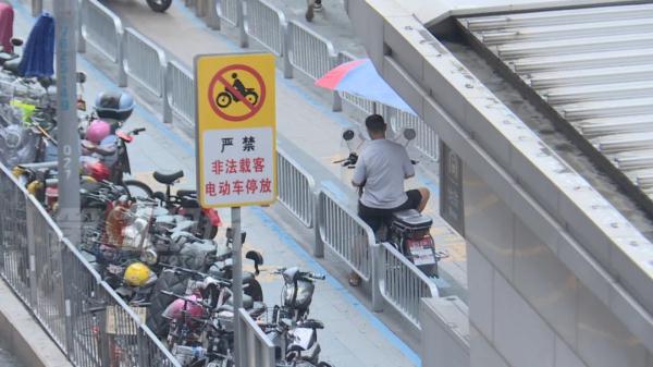 一路“狂飙”闯红灯，与交警“躲猫猫”…非法载客太任性！