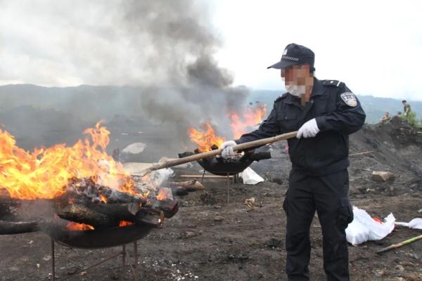 又一位！年仅40岁的他，已是满头白发