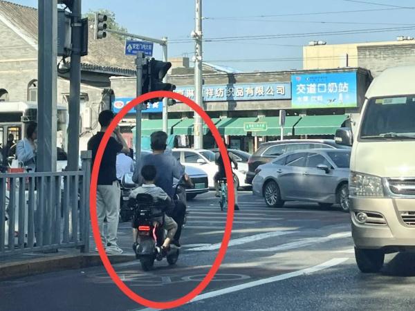 闯红灯、逆行、醉驾…事故频发！街头这种车，不应再“任性驰骋”