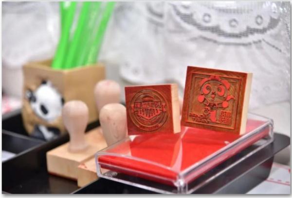 这趟列车 全国独有！“熊猫邮局”登上“熊猫专列”