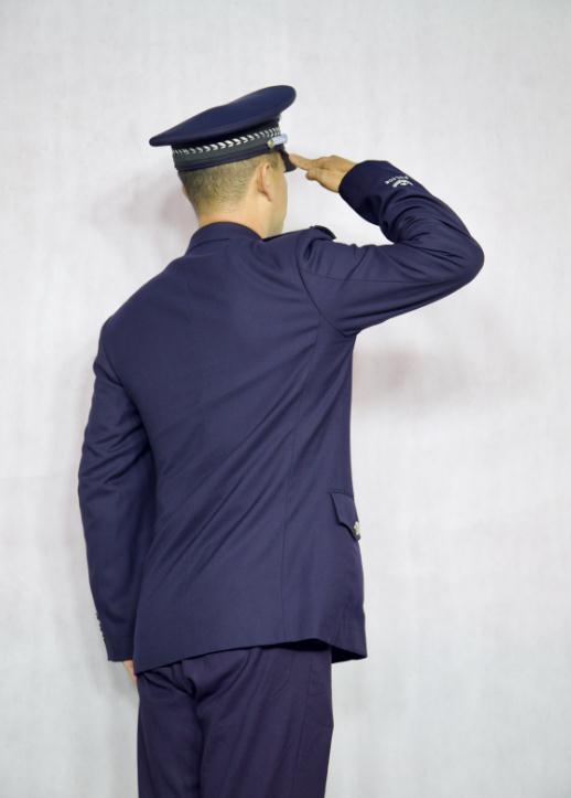 在他的手机里，为何没有一张家人的照片？