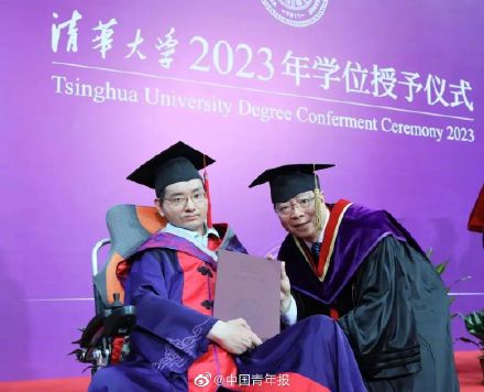 轮椅上的清华博士毕业了