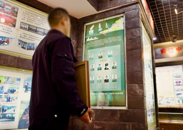 在他的手机里，为何没有一张家人的照片？