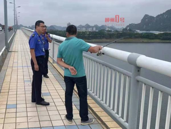 注意!在桥面做这事,柳州已有人被罚100元 注意!在桥面做这事,柳州已有人被罚100元