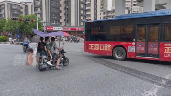 一路“狂飙”闯红灯，与交警“躲猫猫”…非法载客太任性！