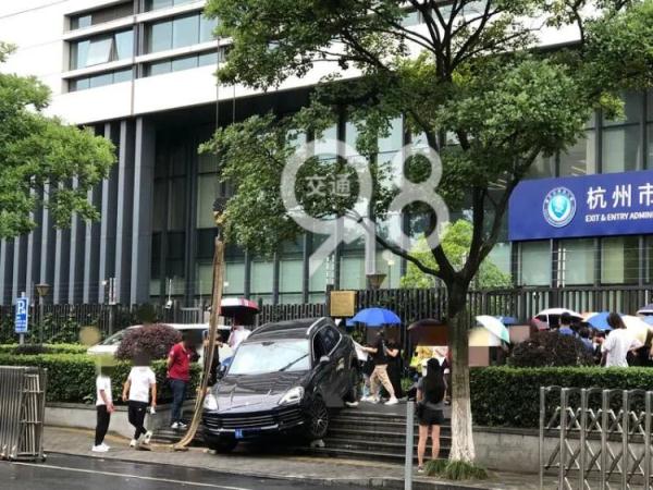 今天，杭州一保时捷突然卡上……保安：“7年来第一次见！”