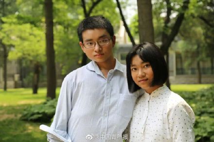 轮椅上的清华博士毕业了