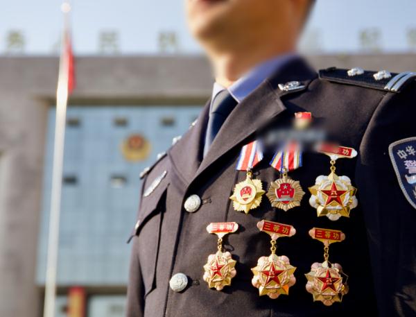 在他的手机里，为何没有一张家人的照片？