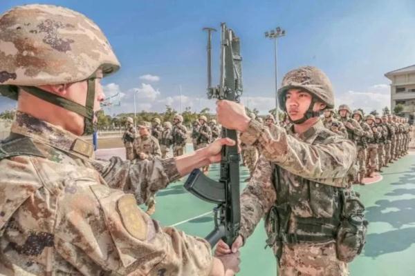 又到新兵授枪季，你知道新兵授什么枪吗？