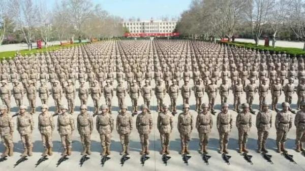 又到新兵授枪季，你知道新兵授什么枪吗？