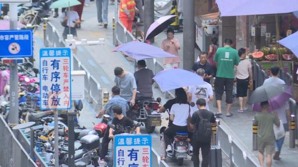 一路“狂飙”闯红灯，与交警“躲猫猫”…非法载客太任性！