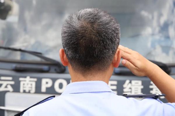 又一位！年仅40岁的他，已是满头白发