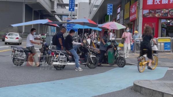 一路“狂飙”闯红灯，与交警“躲猫猫”…非法载客太任性！