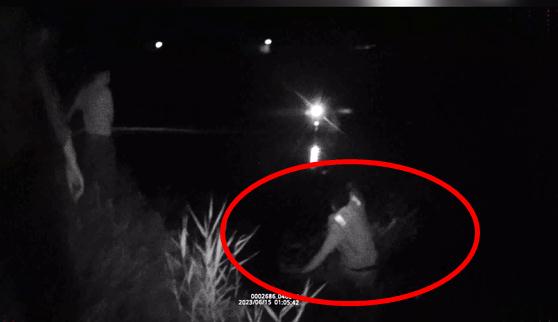 凌晨1点，他们3人接连跳入水中……