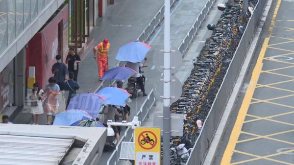 一路“狂飙”闯红灯，与交警“躲猫猫”…非法载客太任性！