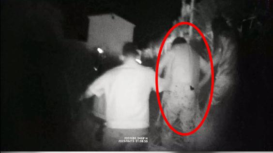 凌晨1点，他们3人接连跳入水中……