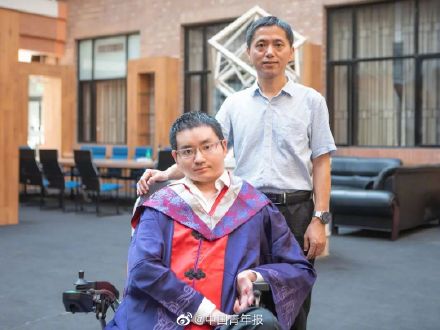 轮椅上的清华博士毕业了