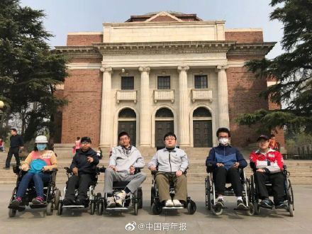 轮椅上的清华博士毕业了