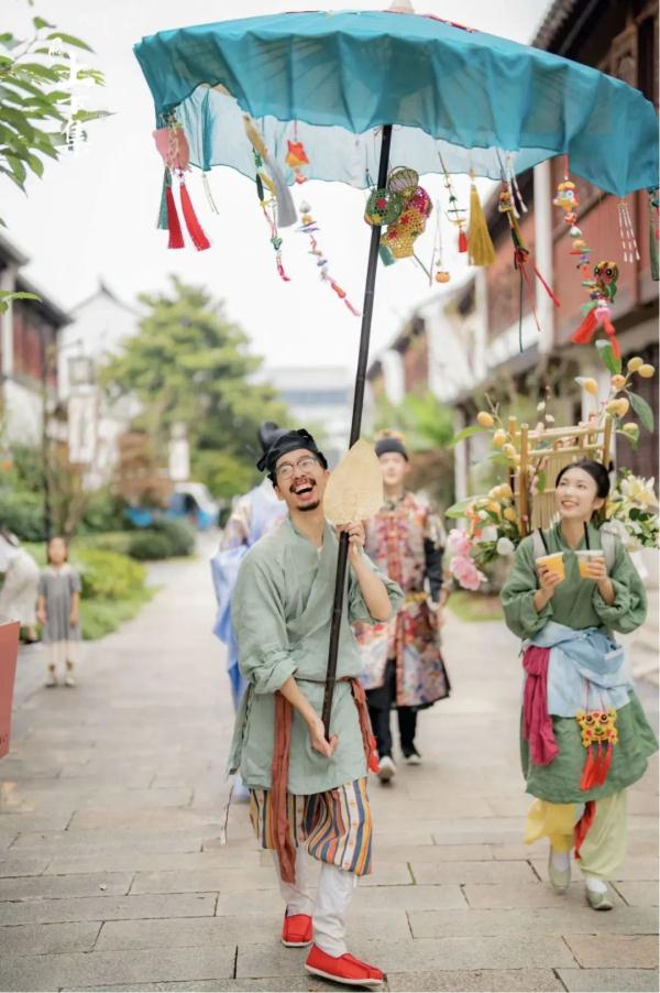 西湖边"卖花姑娘"走红!网友质疑炒作,当事人回应 西湖边"卖花姑娘"走红!网友质疑炒作,当事人回应