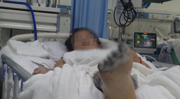 揪心!女孩充电玩手机遭电击,面临截肢…… 揪心!女孩充电玩手机遭电击,面临截肢……