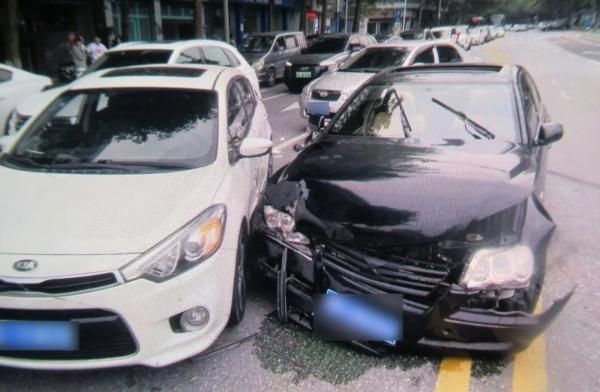 19岁小伙无证驾驶连撞3车,“撞”出醉驾司机…… 19岁小伙无证驾驶连撞3车,“撞”出醉驾司机……